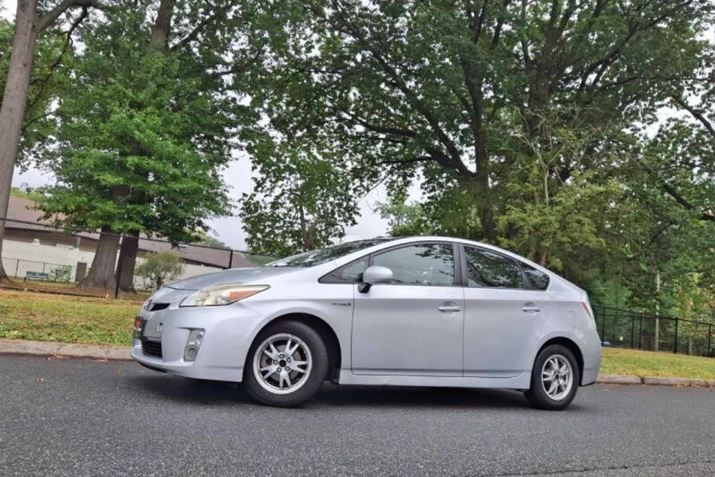 2010 Toyota Prius Two photo 1