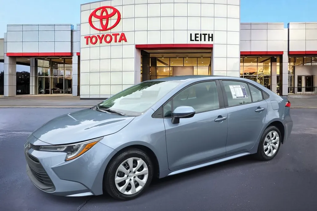2023 Toyota Corolla LE photo 1
