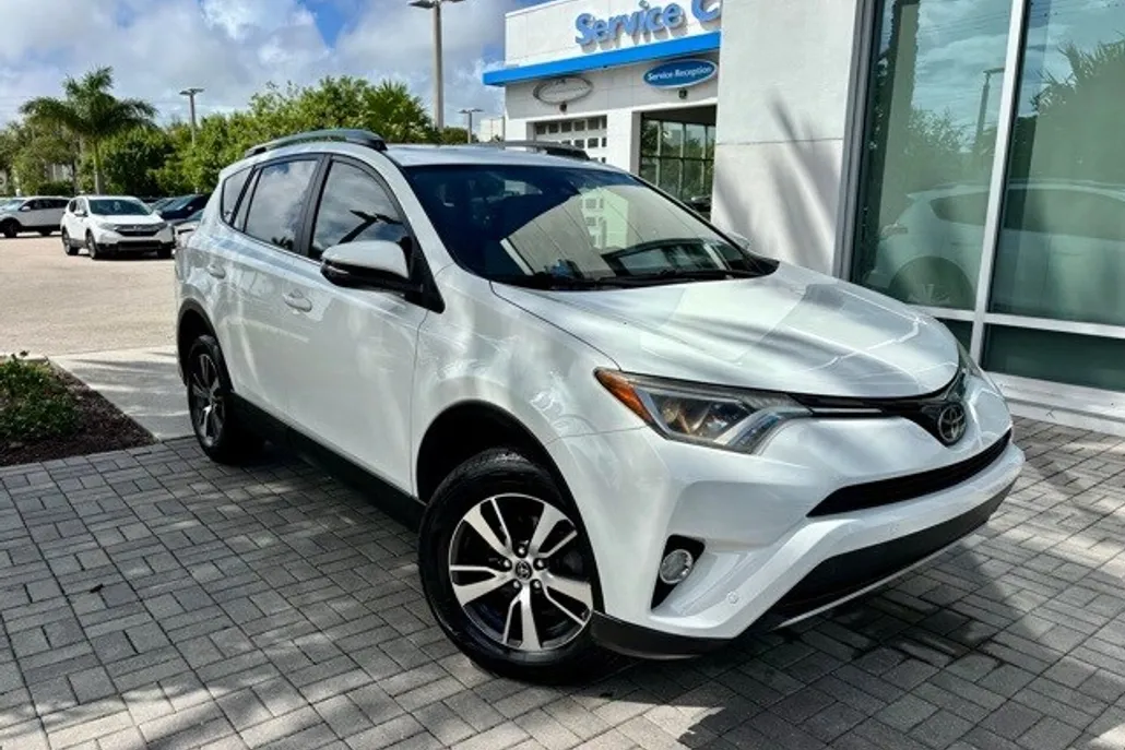 2018 Toyota RAV4 XLE photo 1