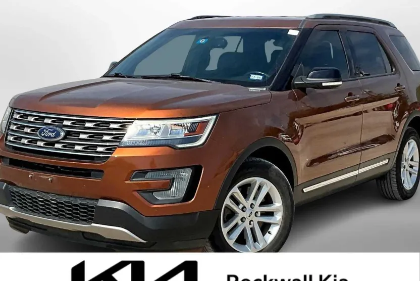 2017 Ford Explorer XLT photo 1