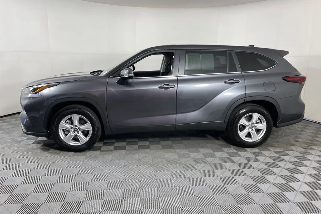 2024 Toyota Highlander LE photo 1