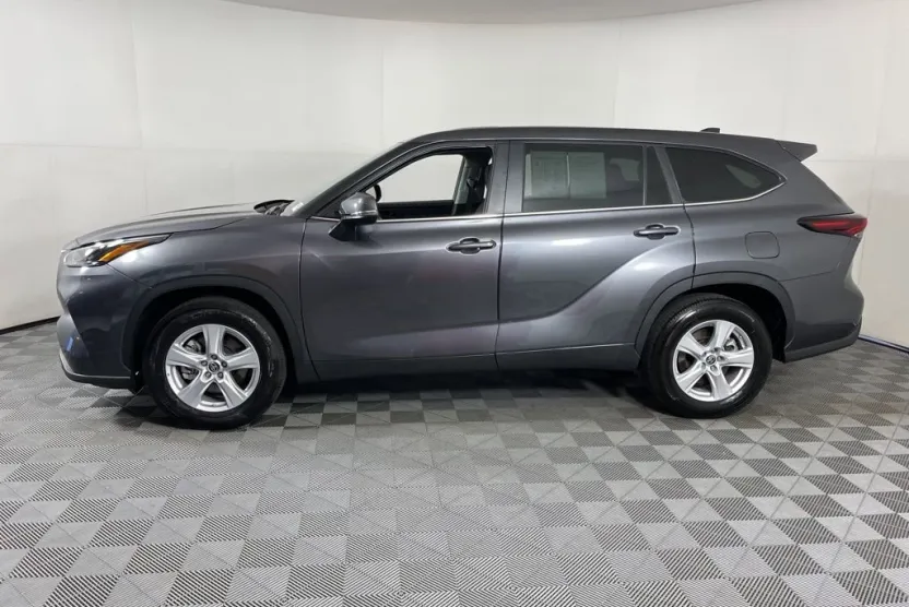 2024 Toyota Highlander LE photo 1