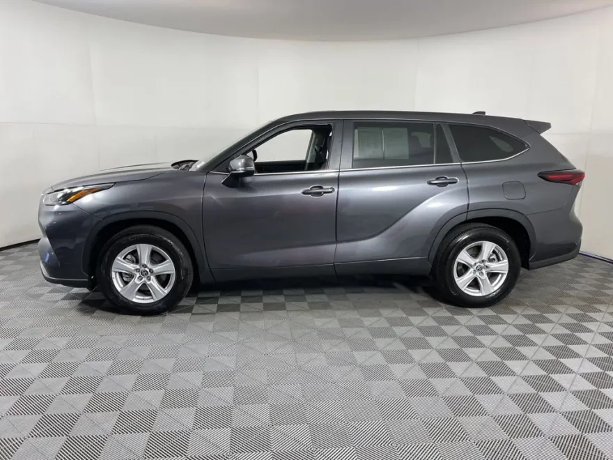 2024 Toyota Highlander LE photo 1