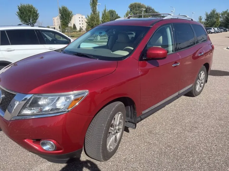 2014 Nissan Pathfinder SL photo 1