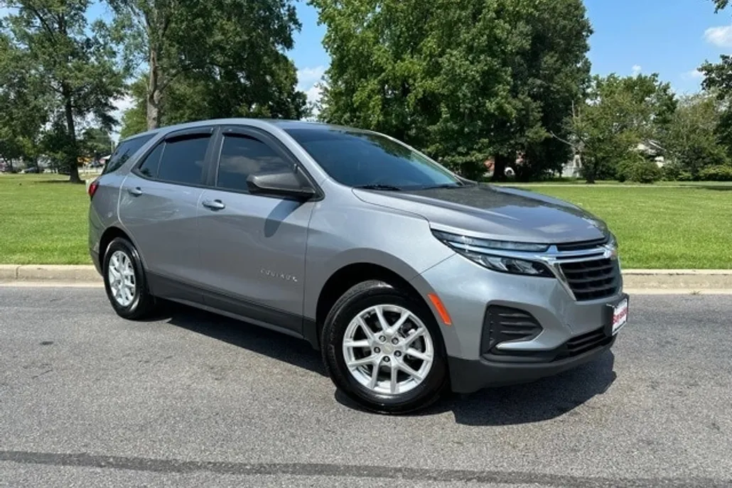 2023 Chevrolet Equinox LS photo 1
