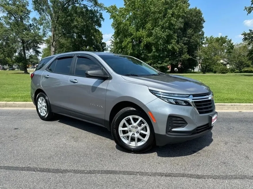 2023 Chevrolet Equinox LS photo 1