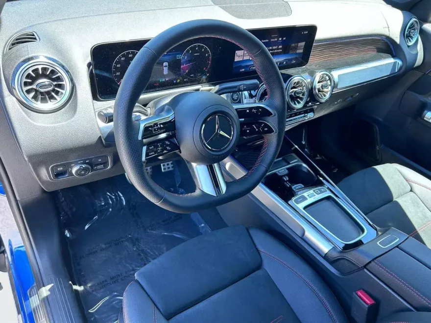 2025 Mercedes Benz GLB 250 4MATIC photo 1