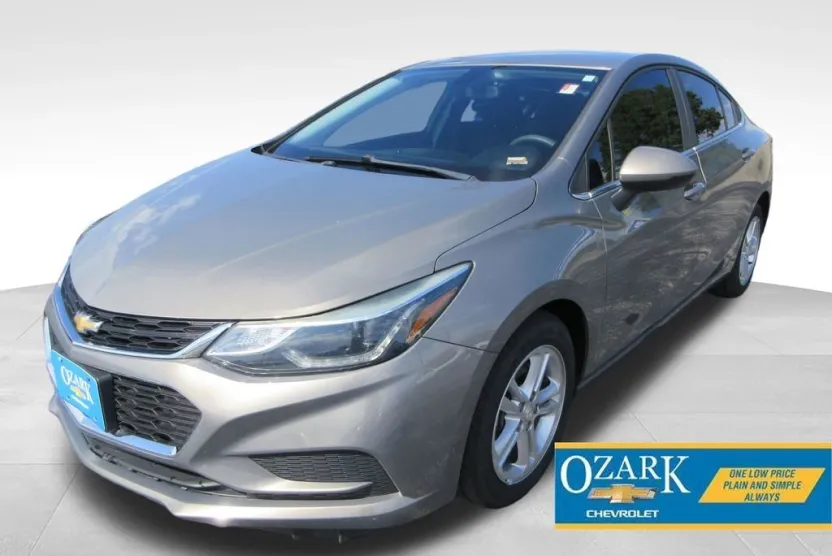2018 Chevrolet Cruze LT photo 1