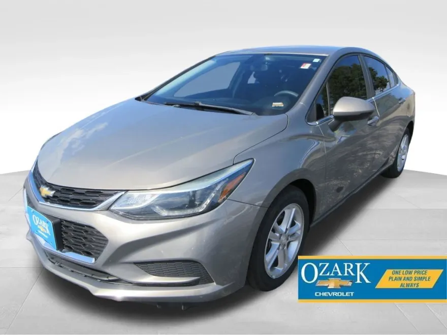 2018 Chevrolet Cruze LT photo 1