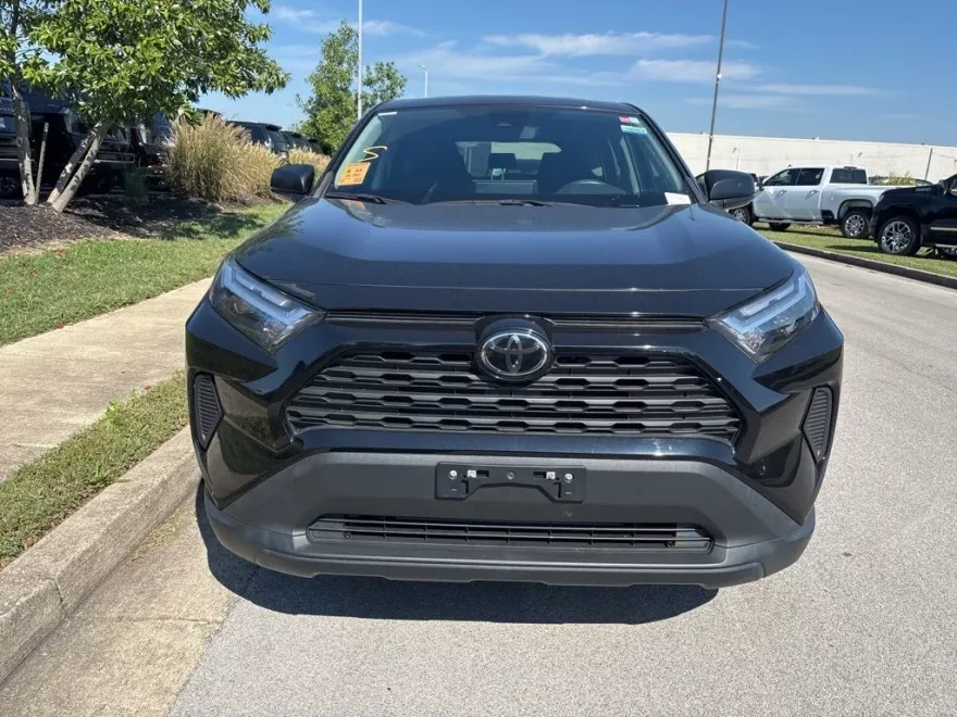 2023 Toyota RAV4 LE photo 1