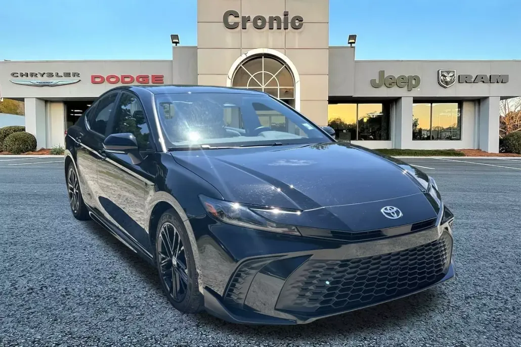 2025 Toyota Camry SE photo 1