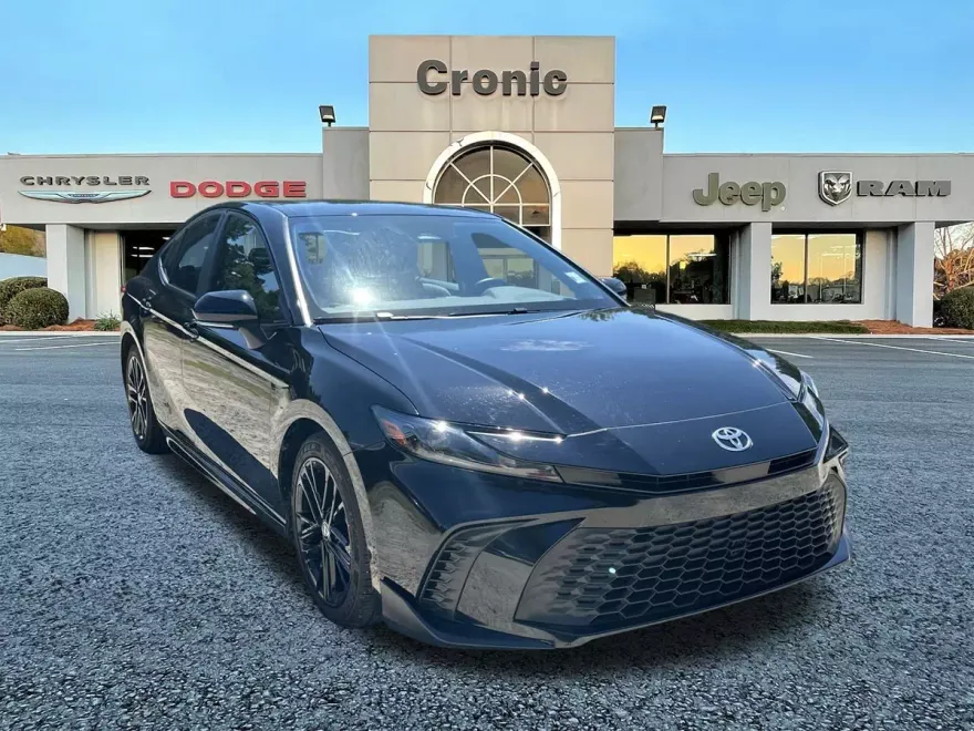 2025 Toyota Camry SE photo 1