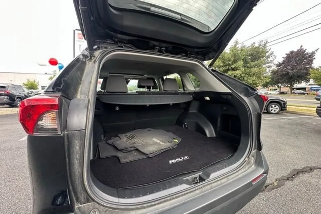 2022 Toyota RAV4 Hybrid XLE photo 1