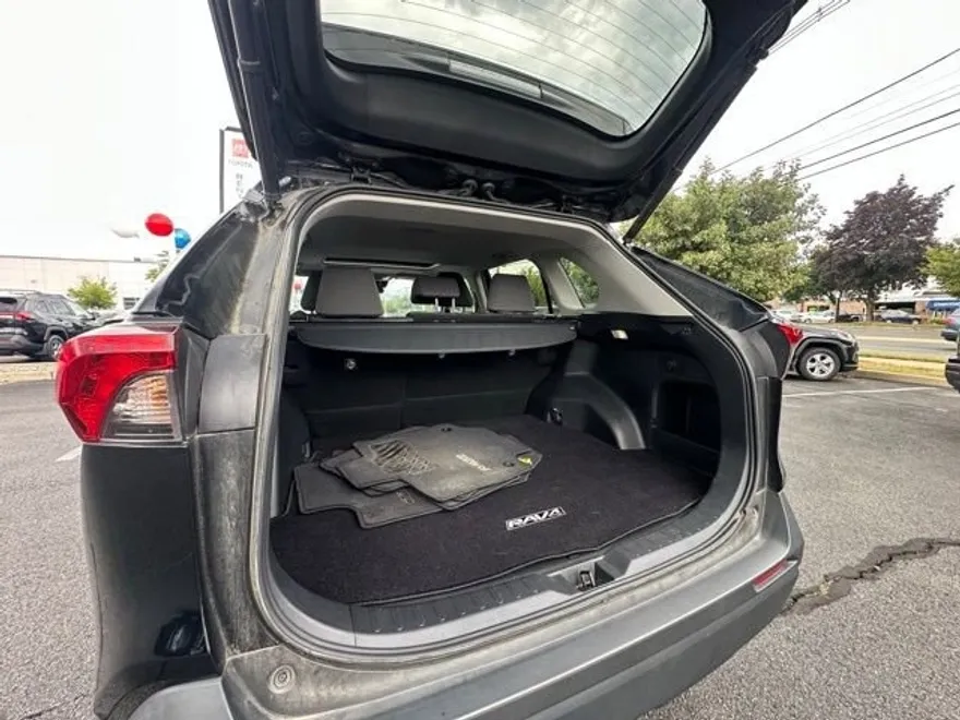 2022 Toyota RAV4 Hybrid XLE photo 1