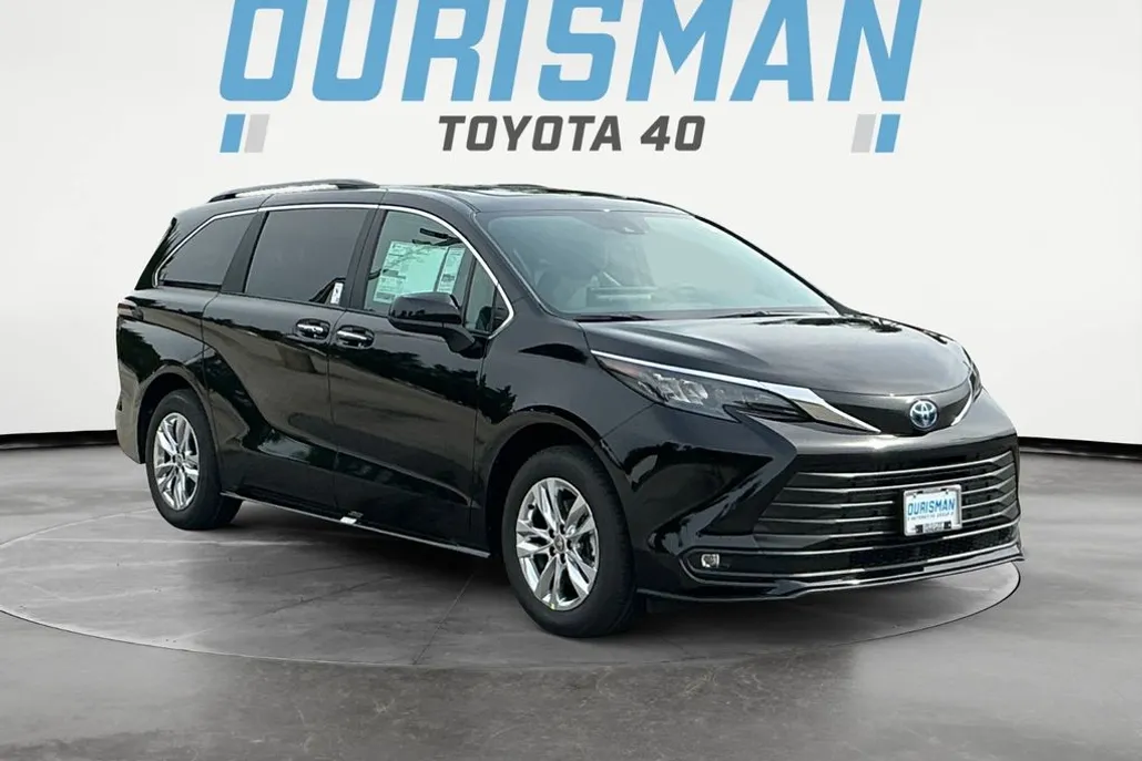 2025 Toyota Sienna XLE photo 1