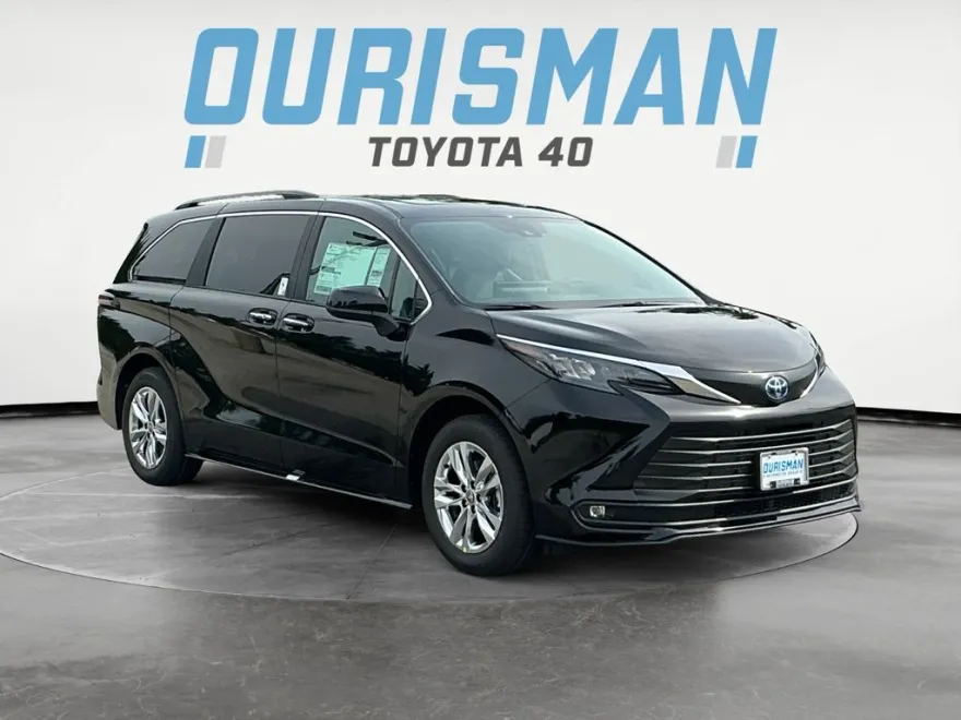2025 Toyota Sienna XLE photo 1
