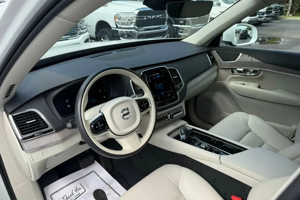 2024 Volvo XC90 B5 AWD Plus photo 1