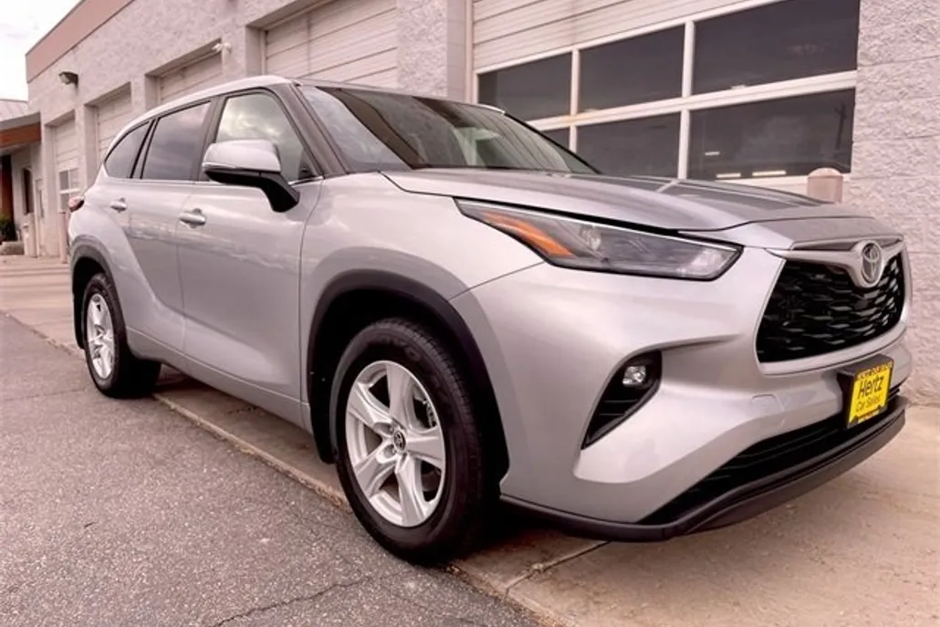 2024 Toyota Highlander LE photo 1