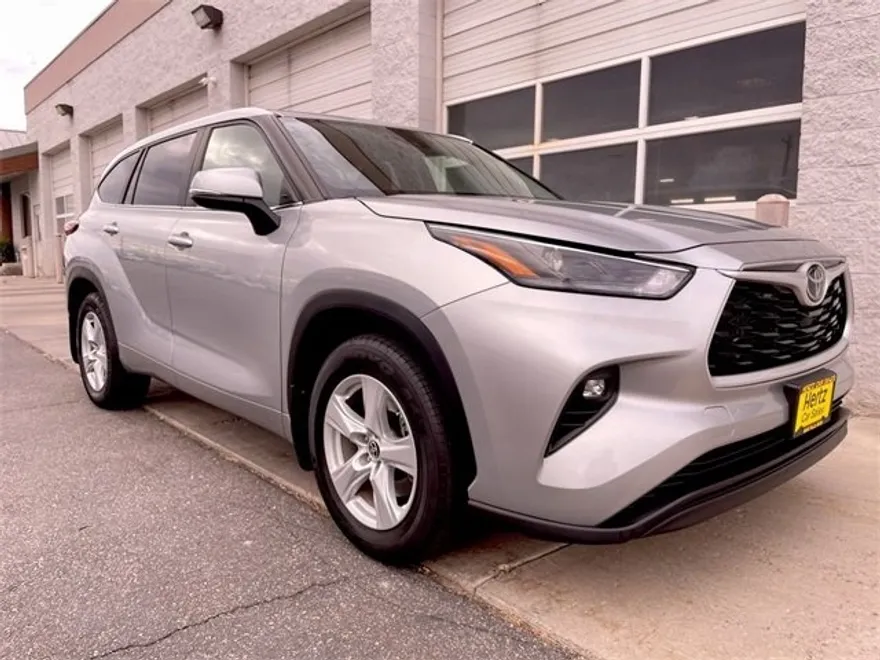 2024 Toyota Highlander LE photo 1