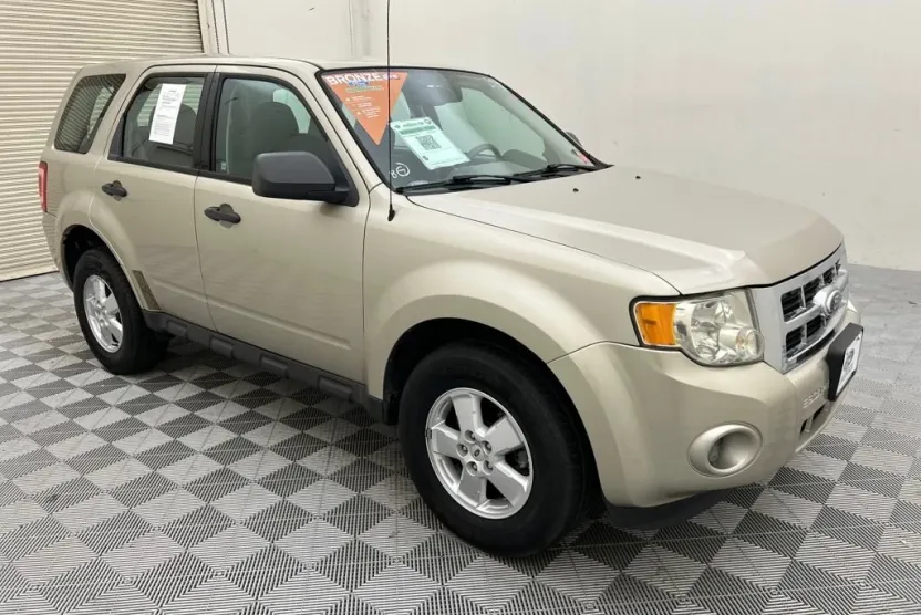 2010 Ford Escape XLS photo 1
