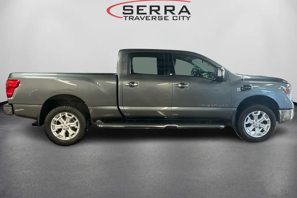 2017 Nissan Titan SL photo 1