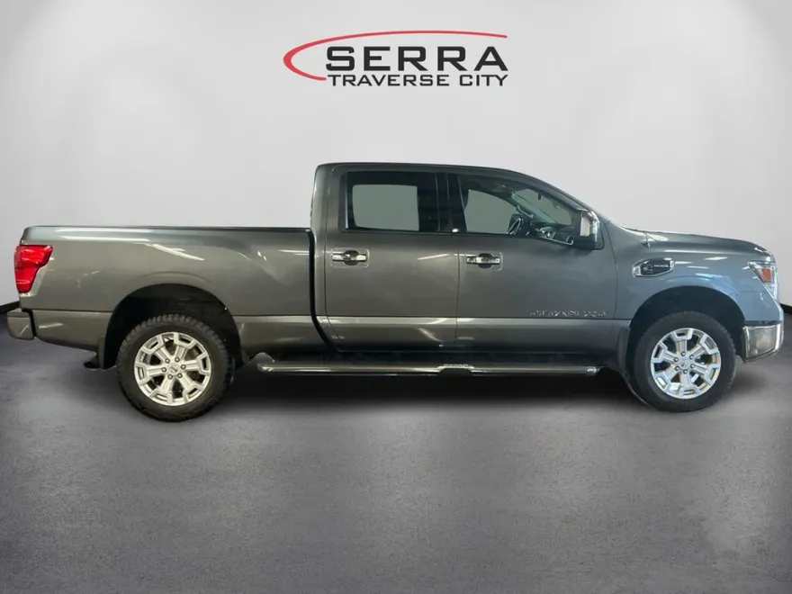 2017 Nissan Titan SL photo 1