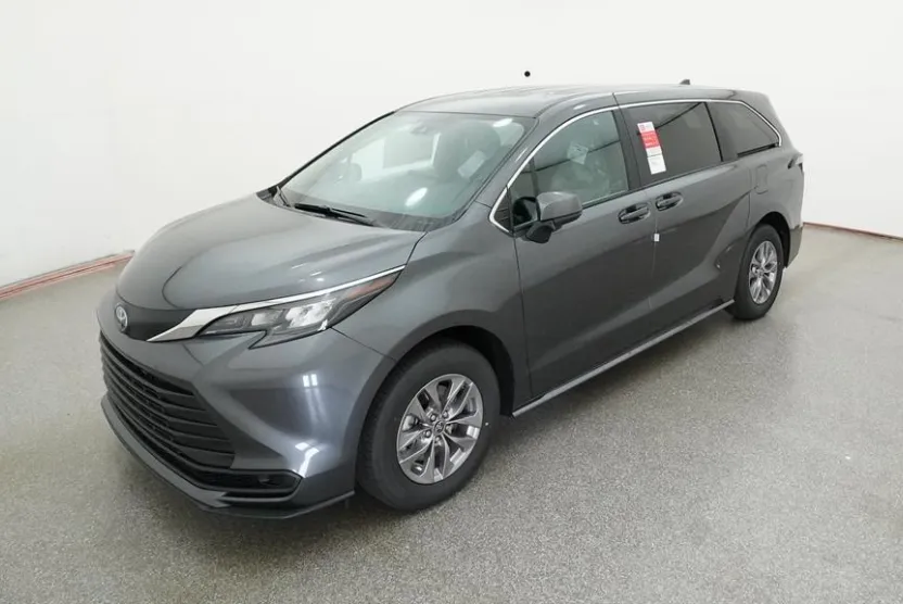 2025 Toyota Sienna LE photo 1