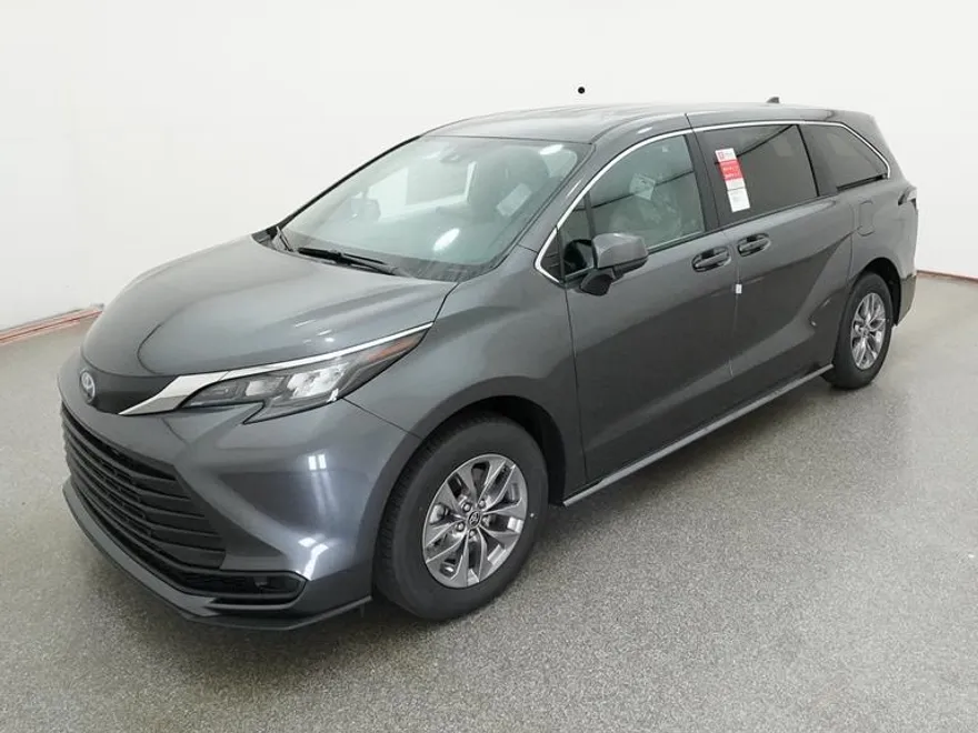 2025 Toyota Sienna LE photo 1