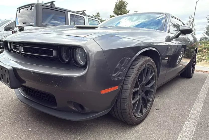 2016 Dodge Challenger SXT photo 1