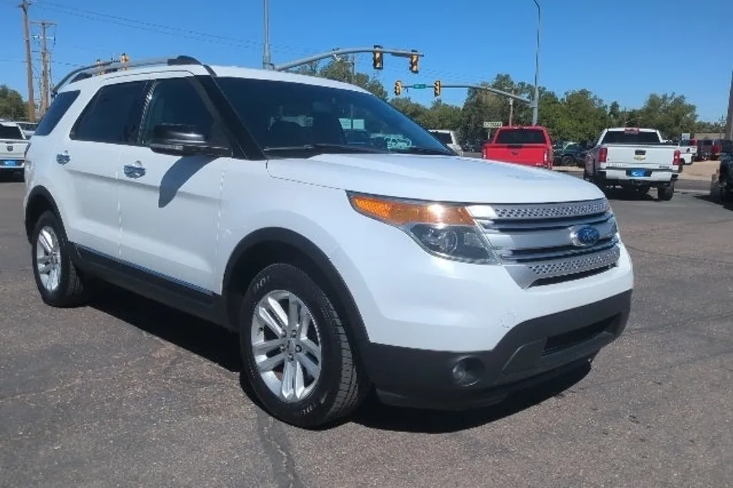 2015 Ford Explorer XLT photo 1