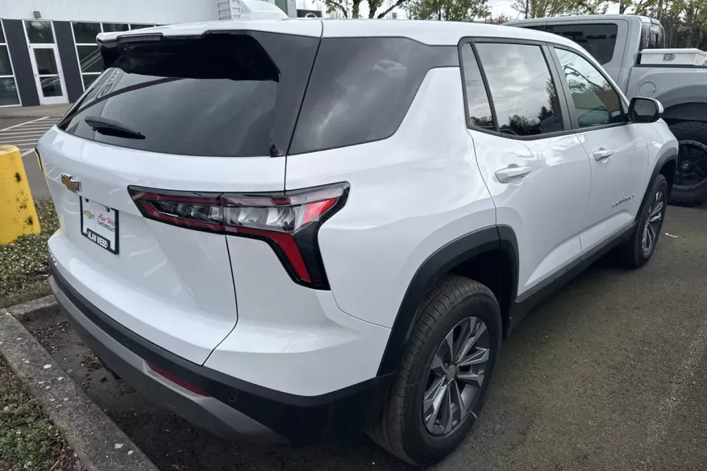 2025 Chevrolet Equinox LT photo 1