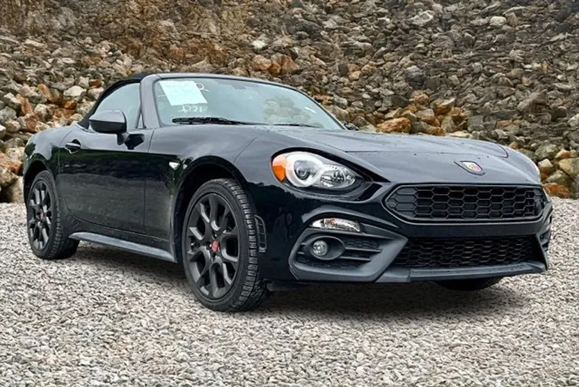 2017 Fiat 124 Spider Abarth photo 1
