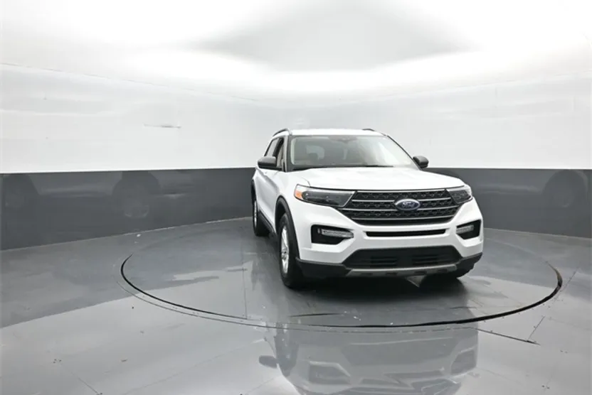 2023 Ford Explorer XLT photo 1