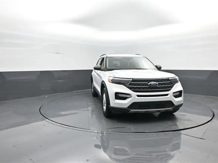 2023 Ford Explorer XLT photo 1