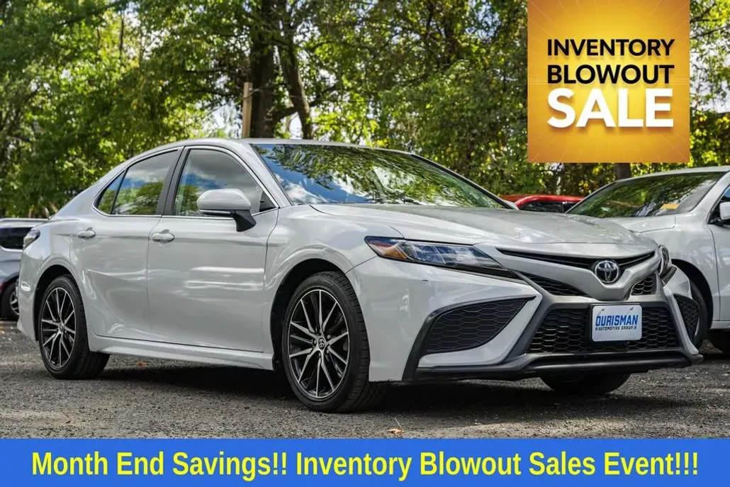 2022 Toyota Camry SE photo 1