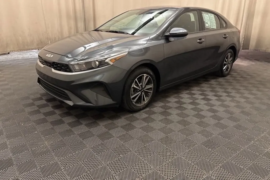 2023 Kia Forte LXS photo 1