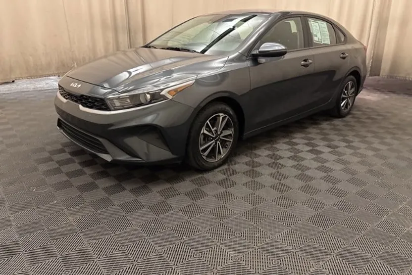 2023 Kia Forte LXS photo 1