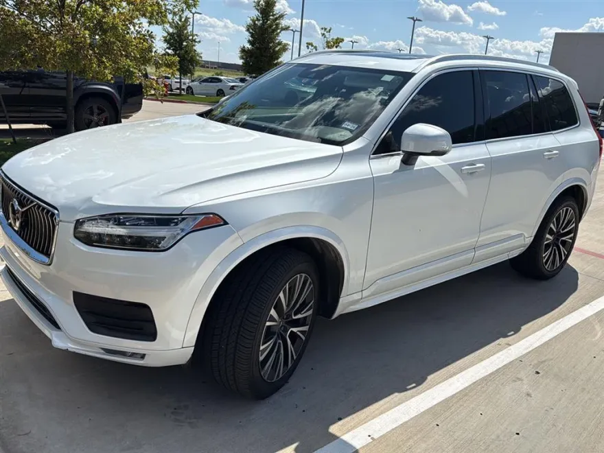 2020 Volvo XC90 Momentum photo 1