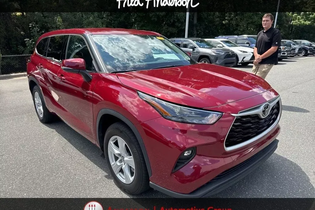 2022 Toyota Highlander LE photo 1