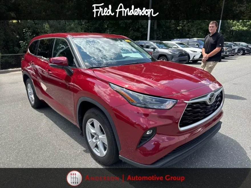 2022 Toyota Highlander LE photo 1