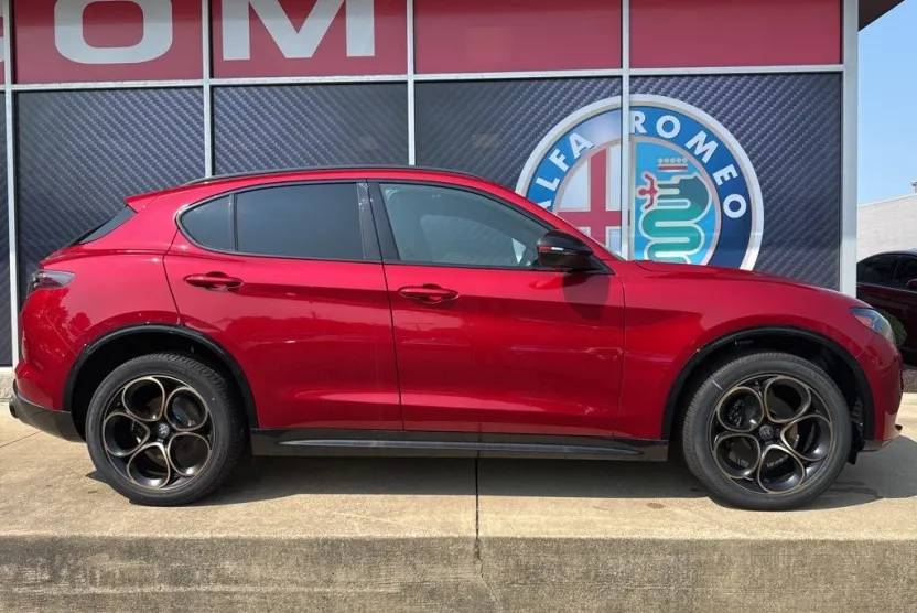 2025 Alfa Romeo Stelvio Sprint Base photo 1