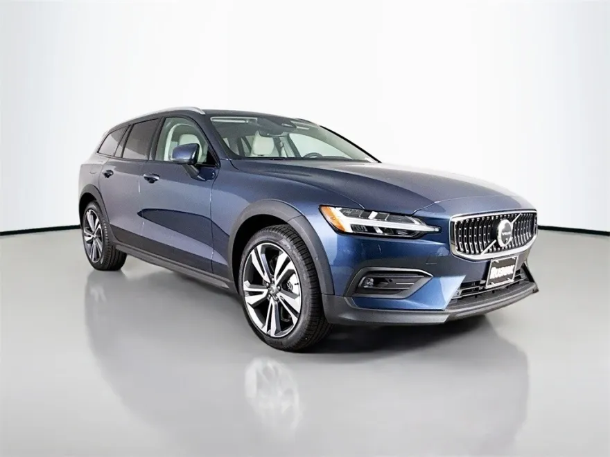 2026 Volvo V60 Cross Country B5 Plus photo 1