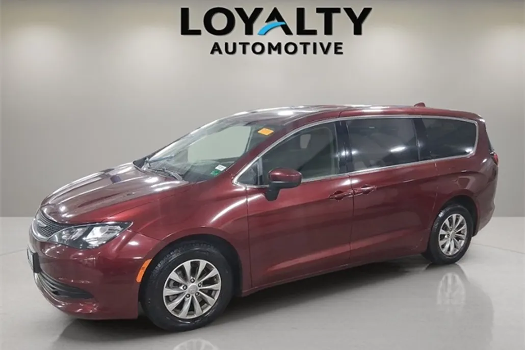 2017 Chrysler Pacifica Touring photo 1