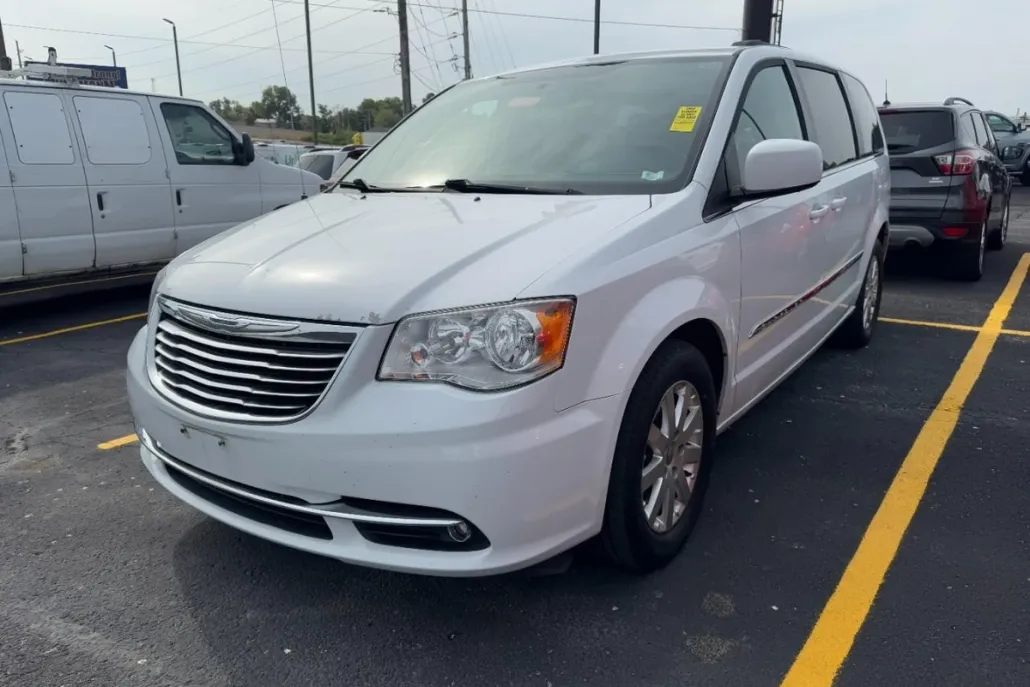 2016 Chrysler Town & Country Touring photo 1