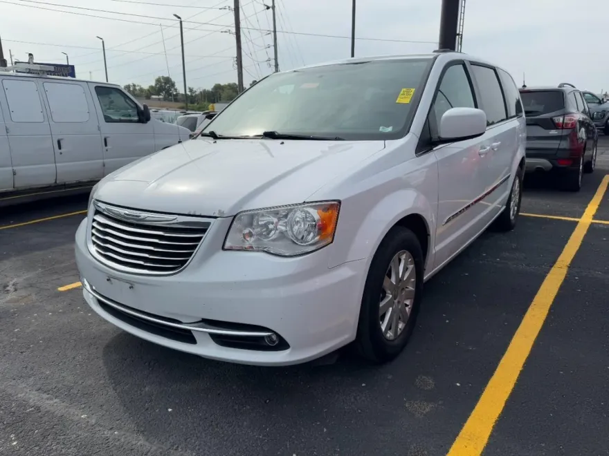 2016 Chrysler Town & Country Touring photo 1