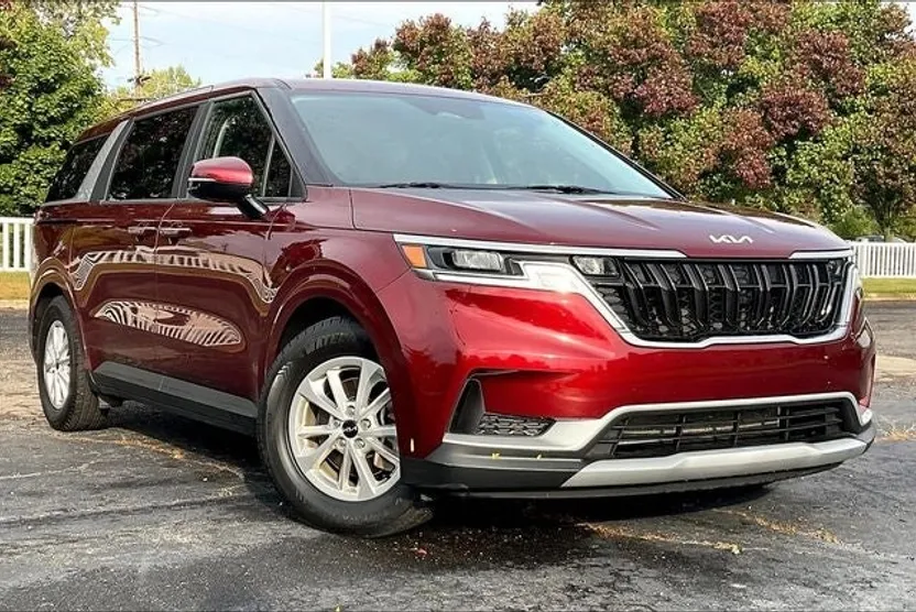 2023 Kia Carnival LX photo 1