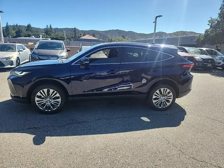 2022 Toyota Venza XLE photo 1
