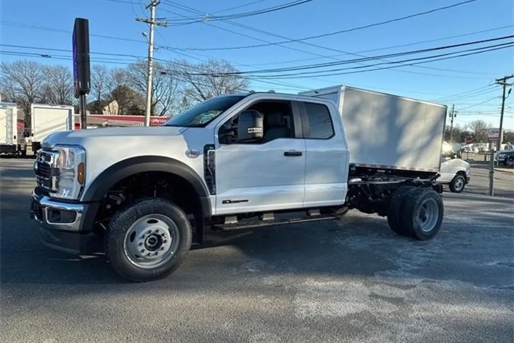 2025 Ford F-550 photo 1