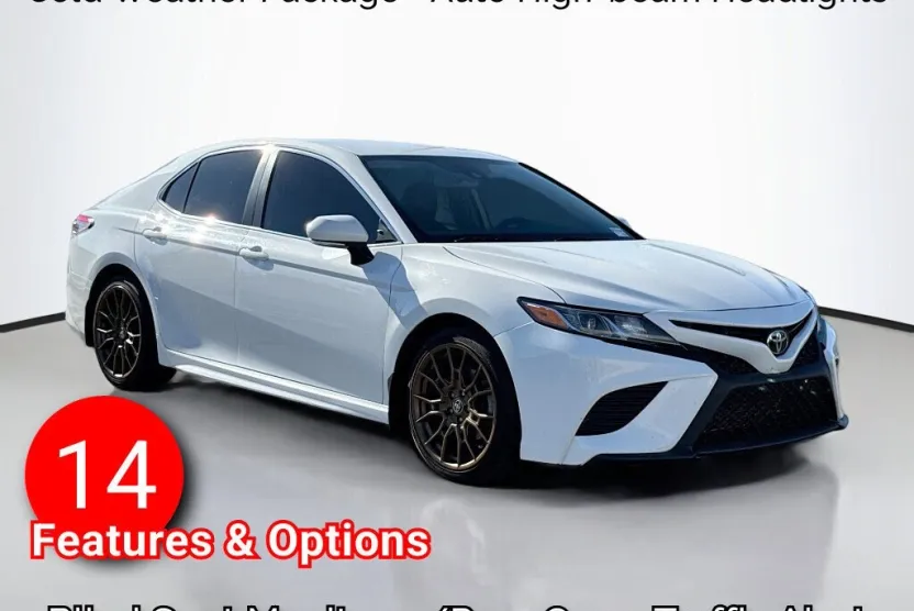 2020 Toyota Camry SE photo 1