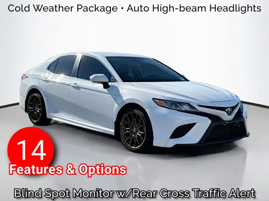 2020 Toyota Camry SE photo 1